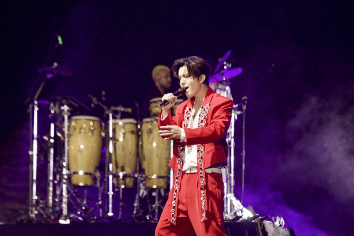 Dımash Qudaıbergen alǵash ret Mysyr pıramıdalary mańynda óner kórsetti