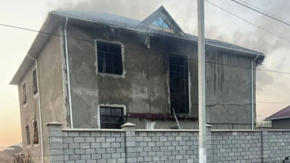 Jetisaıdaǵy órt: Aýrýhanaǵa túsken 7 jastaǵy qyz qaıtys boldy