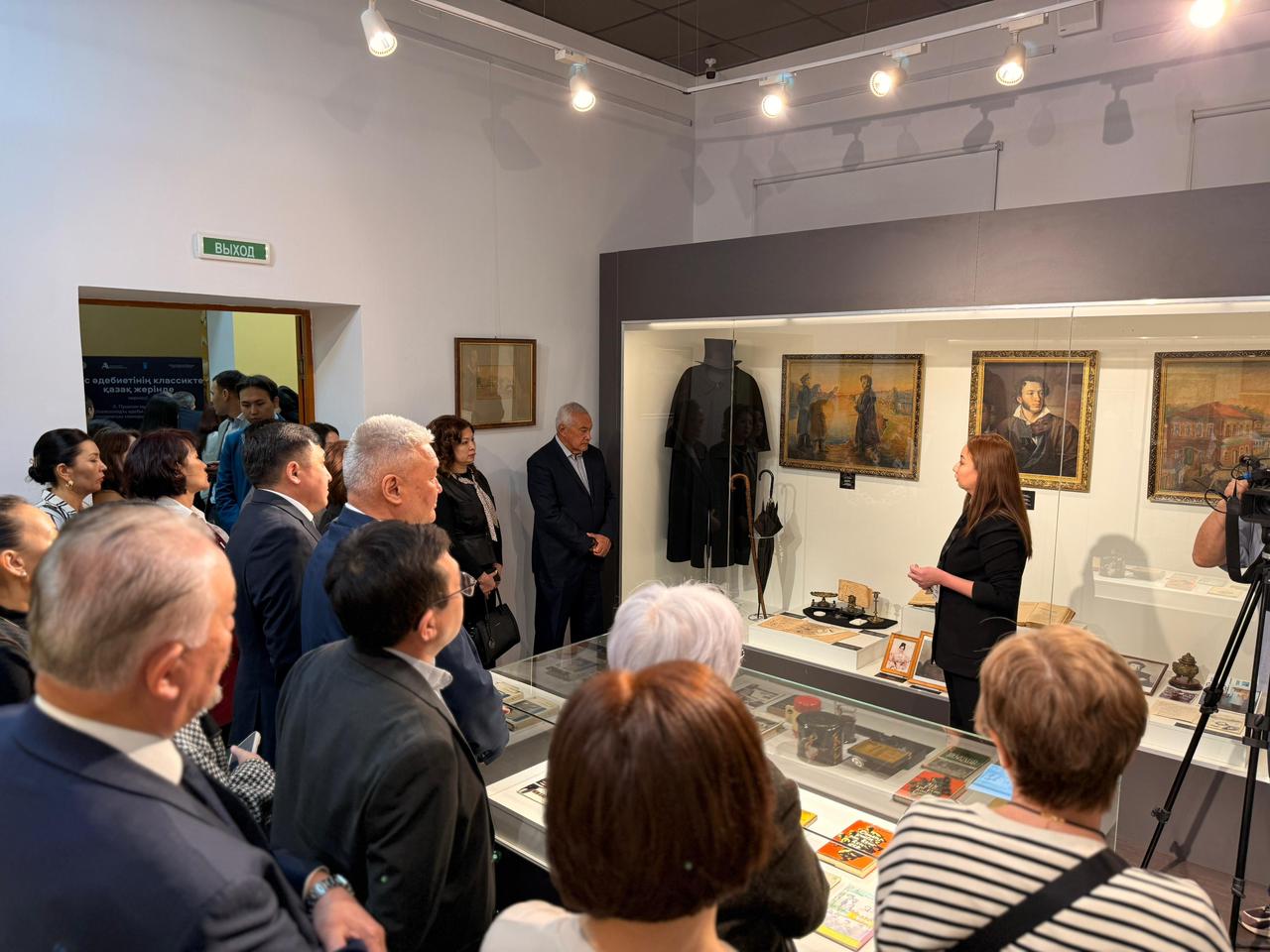 Ádebı úndestik kórinisi