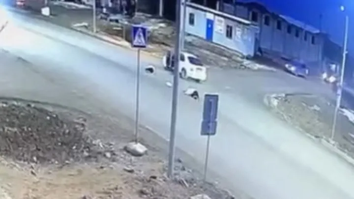 Aqmola oblysynda eki qyzdy jaıaý júrginshiler ótkelinde kólik qaǵyp ketti (vıdeo)