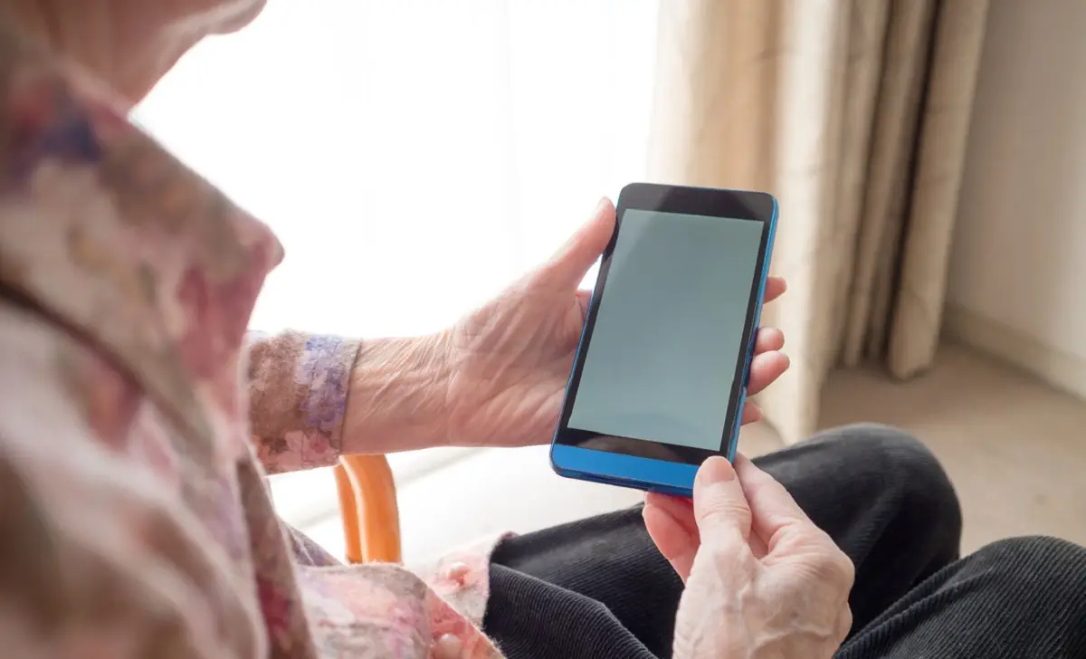 «24 mln teńge»: Pavlodarda polısııa zeınetkerdi alaıaqtardan qutqaryp qaldy