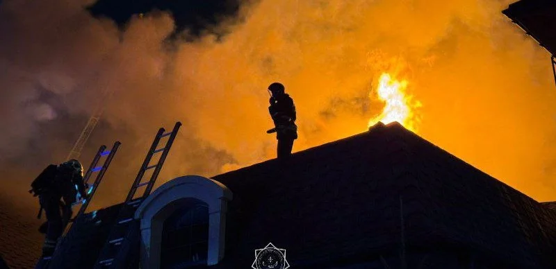 Astanada garajdan bastalǵan órt qonaqúıdiń shatyryna deıin taraǵan