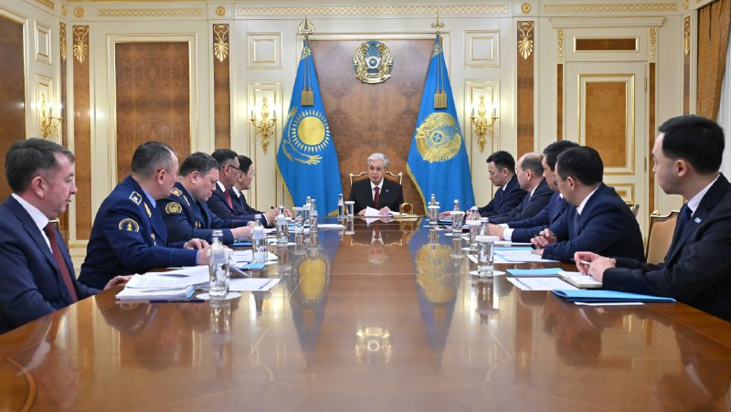 Memleket basshysy áskerı jáne quqyqtyq tártip máseleleri boıynsha keńes ótkizdi