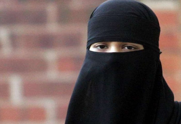 Qoǵamdyq orynda betti tumshalap júrýge tyıym salynady