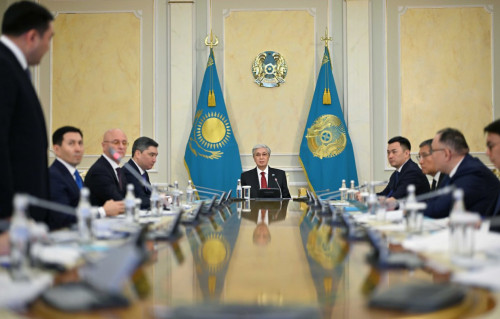 Prezıdent qordalanǵan máselelerdi keıinge qaldyrǵan Kólik mınıstrligin synǵa aldy