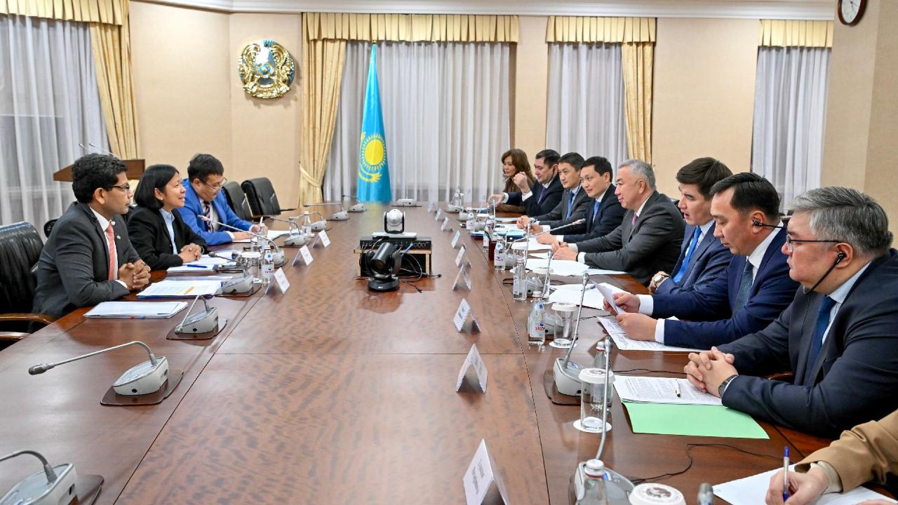 Azııa damý banki Qazaqstanǵa 7 mlrd dollardan asa qaryz berdi