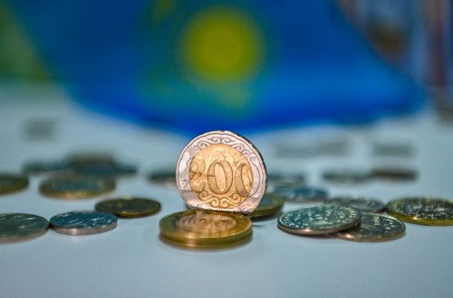 Teńge nyǵaıyp jatyr: Onda nege baǵa arzandamaıdy?