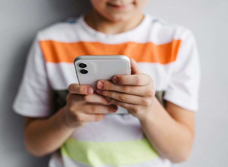 Elimizde 16 jasqa deıingi balalarǵa áleýmettik jelini paıdalanýǵa tyıym salynýy múmkin