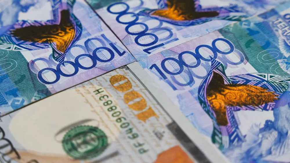 Dollar baǵasy 500 teńgeden tómenge quldyrady