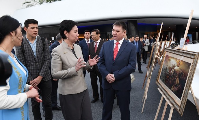 Elbasy kitaphanasynda 7 kórme ashyldy (foto)