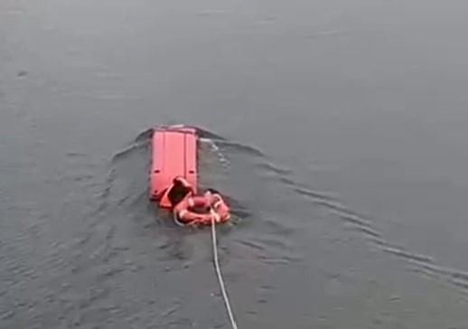 Astanada qutqarýshylar kópirden sýǵa sekirip ketken boıjetkenniń ómirin saqtap qaldy