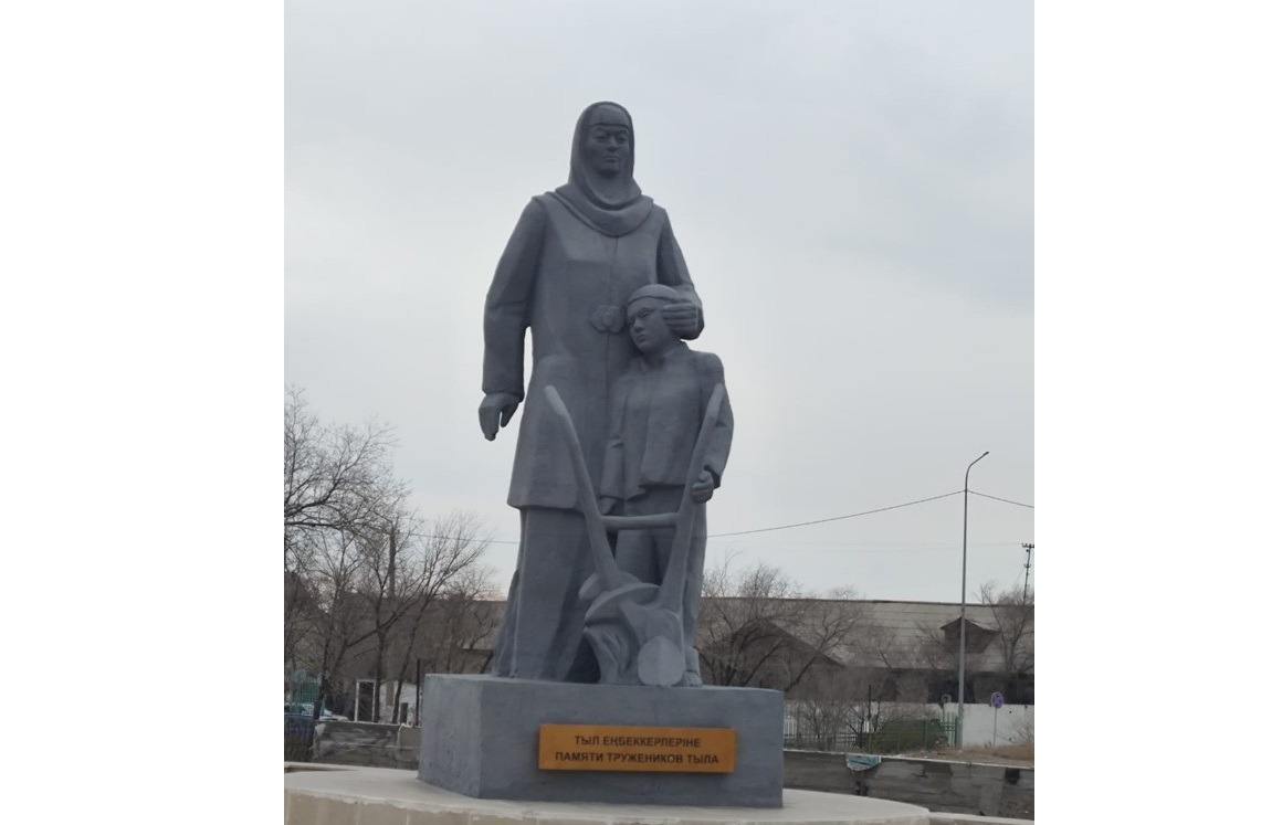 Qanysh qalasy kórkeıip keledi