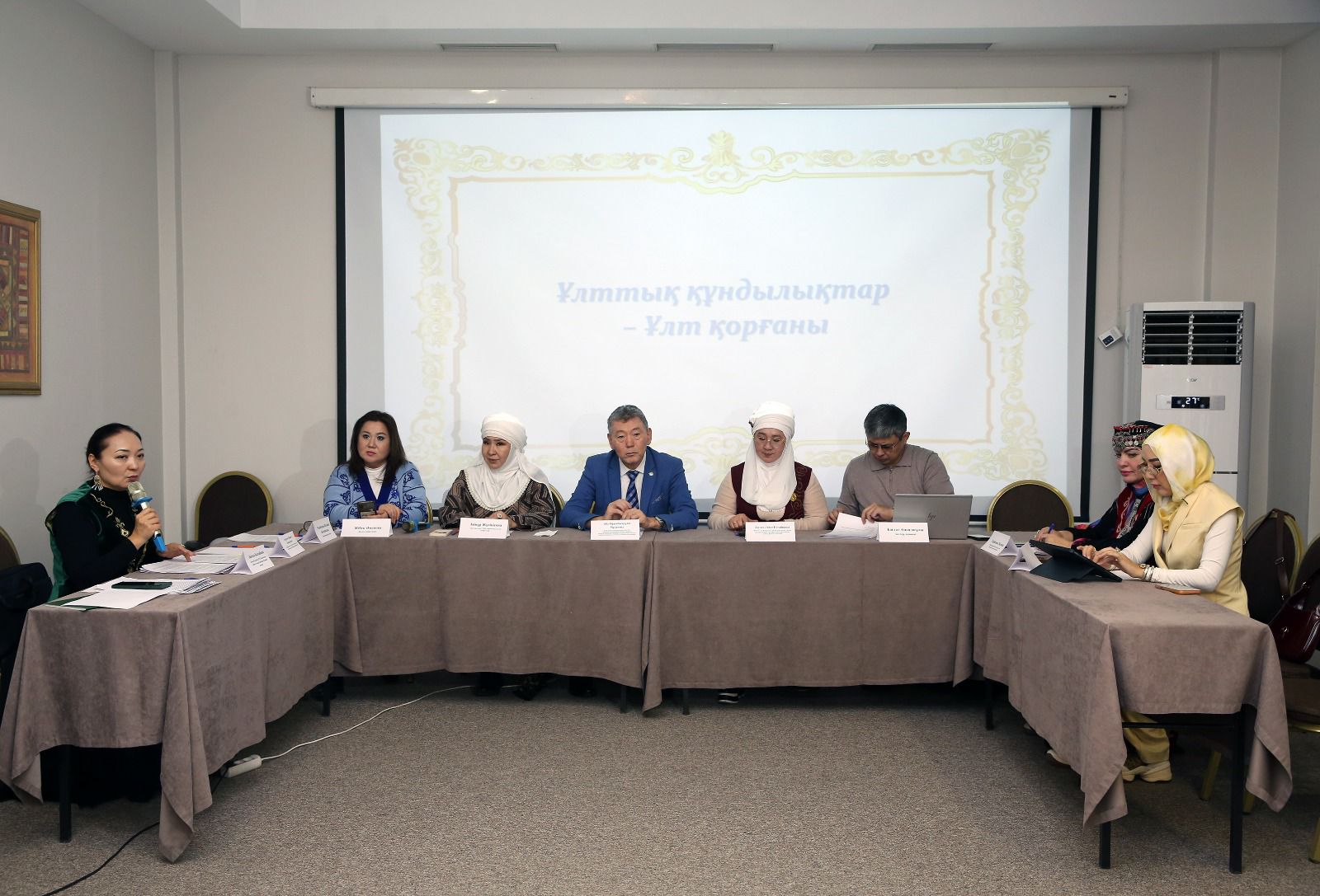 Almatyda quqyq qorǵaýshylar LGBT nasıhatyna tyıym salý týraly zańdy qoldady