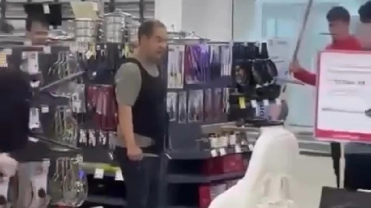 Sátbaevta qolyna pyshaq ustaǵan er adam dúken qyzmetkerlerin qorqytqan