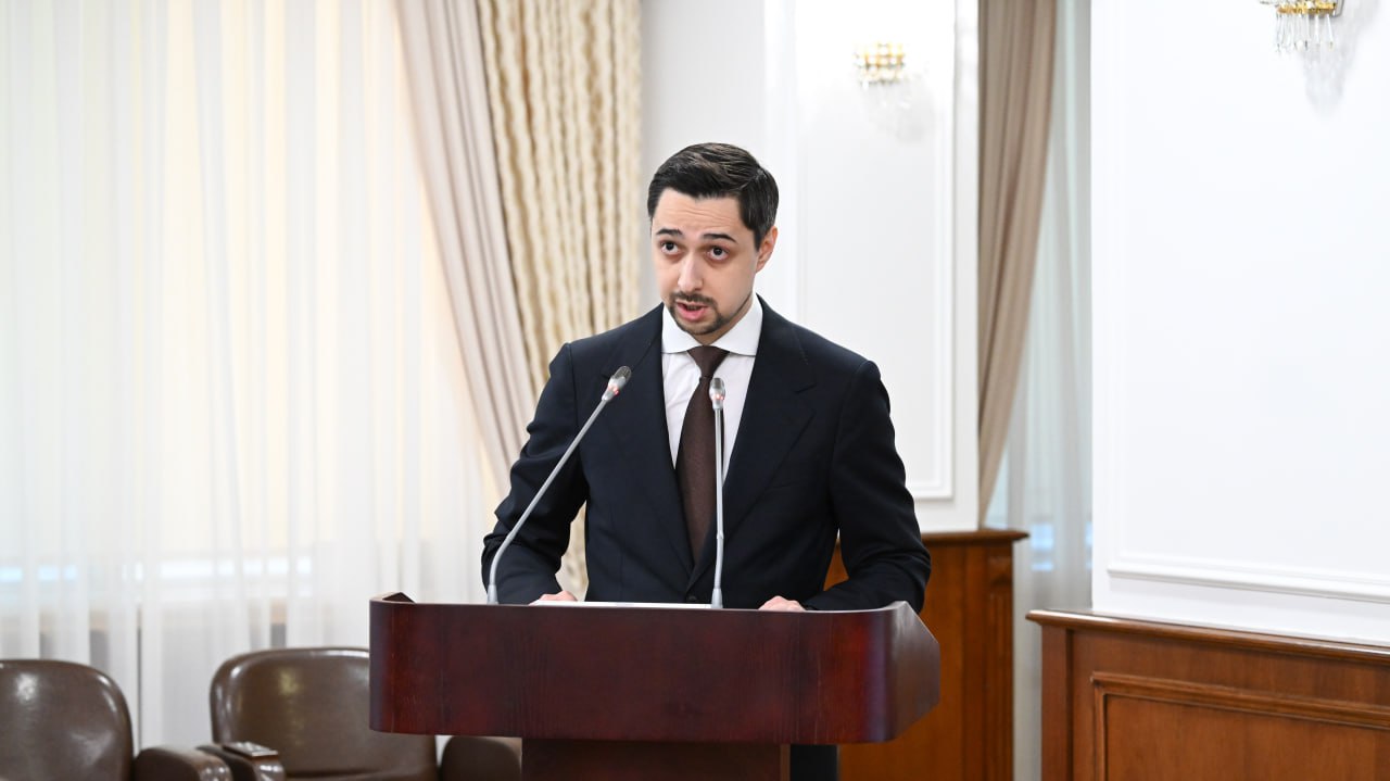 «Qazaqsha jaqsy baıandadyńyz, osylaı úırený kerek»: Úkimet basshysy vıse-mınıstrdi maqtady