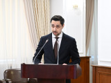 «Qazaqsha jaqsy baıandadyńyz, osylaı úırený kerek»: Úkimet basshysy vıse-mınıstrdi maqtady