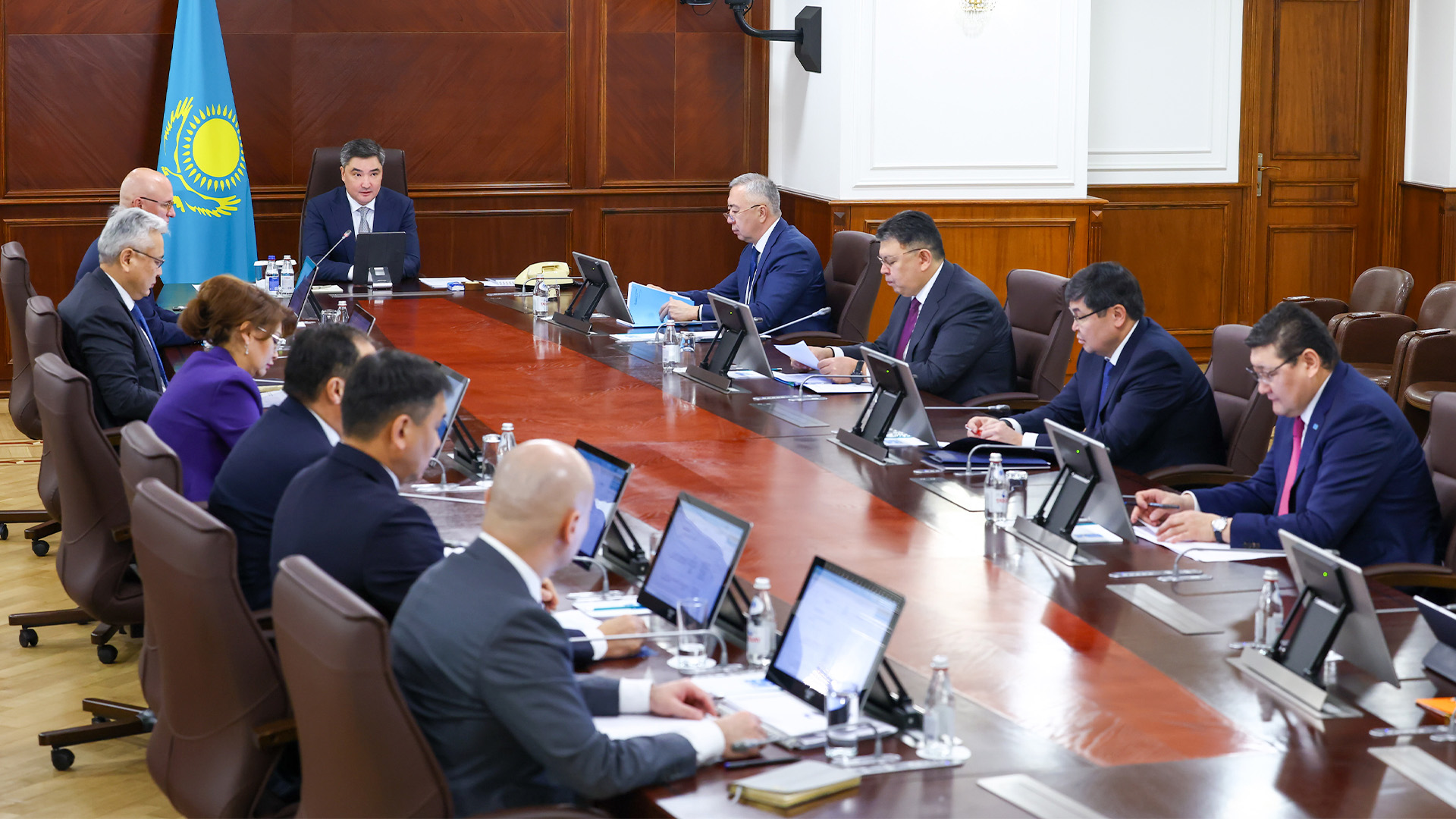 «Sharýalarǵa bir tamshy da sý bermeımiz»: Premer-mınıstr tıisti kesteden aýytqymaýdy tapsyrdy