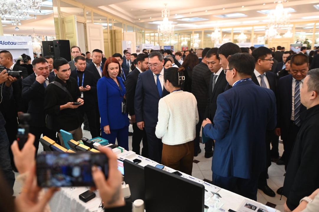 Úsh júzden astam sheteldik ınvestor men bıznes ókilderi jınaldy