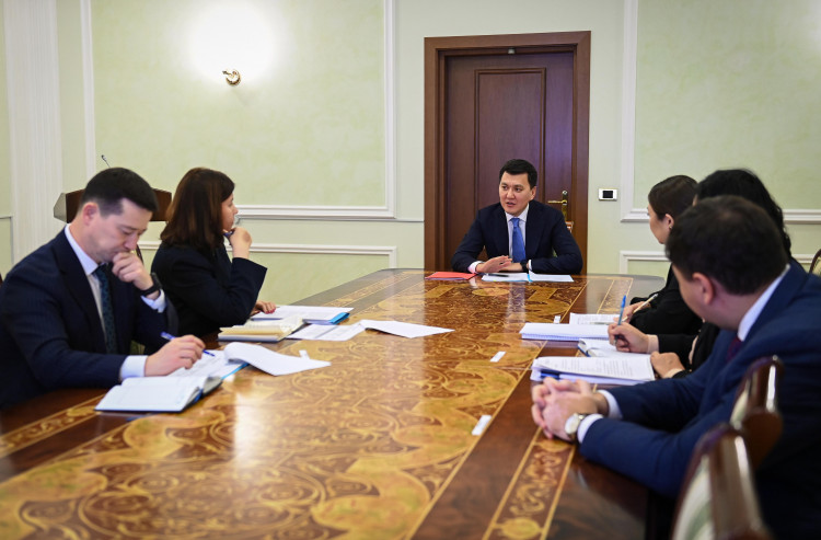 Erlan Qarın: «Adal azamat» baǵdarlamasy barlyq bilim berý mekemesin qamtýǵa tıis