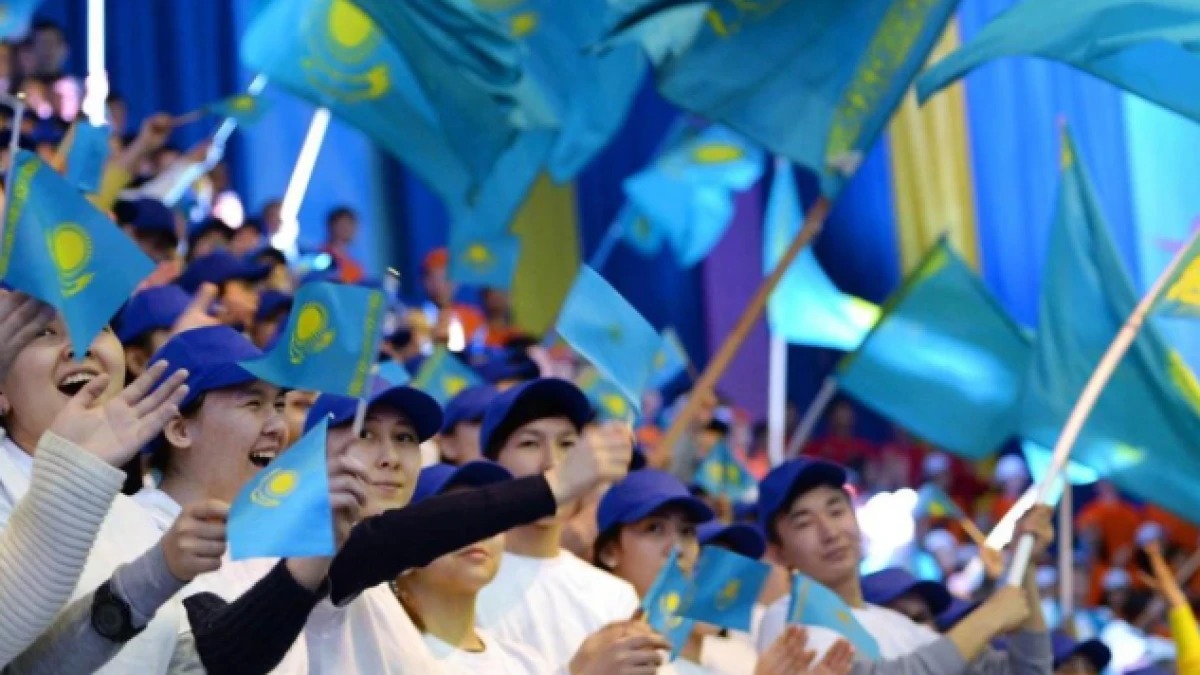 Táýelsizdik kúni: Nurlan Qoıanbaevtyń fleshmoby áleýmettik jelide tarady