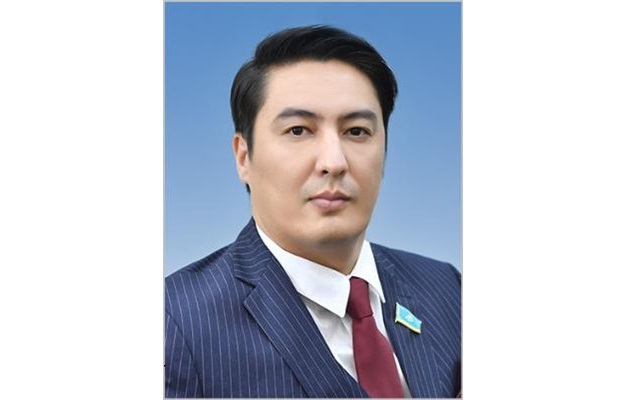 Depýtat: О́zgelerdi kemsitip sóıleıtin blogerlerge qylmystyq jaza qoldaný kerek