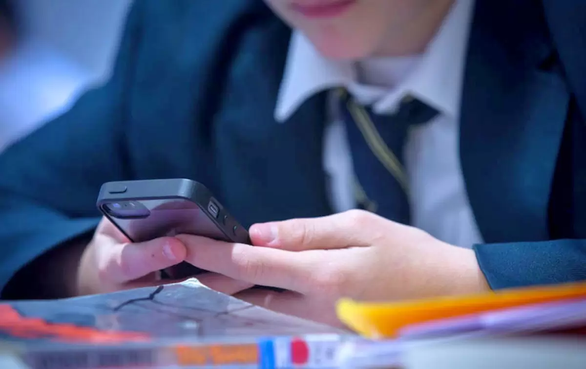 «Tyıym salý jetkiliksiz»: Ashat Aımaǵambetov oqýshylardyń mektepte smartfon qoldanýyna qatysty pikir bildirdi