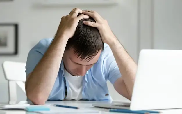 Astanada jeke sot oryndaýshy alıment tólemegen ákeden 196 mln teńge óndirip aldy