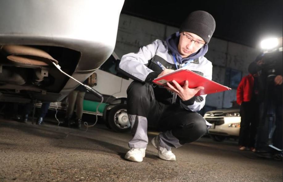 Almatyda polıseıler men ekologtar avtokólikterdi tekserdi