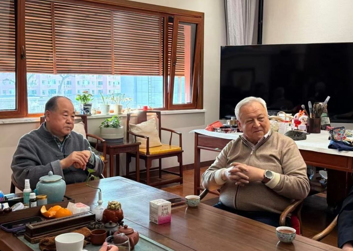 Jazýshylar odaǵynyń tóraǵasy Nobel syılyǵynyń laýreatymen kezdesti