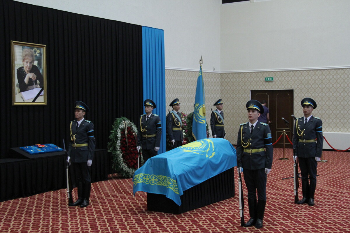 О́shpeıdi eshqashan da Farıza aty