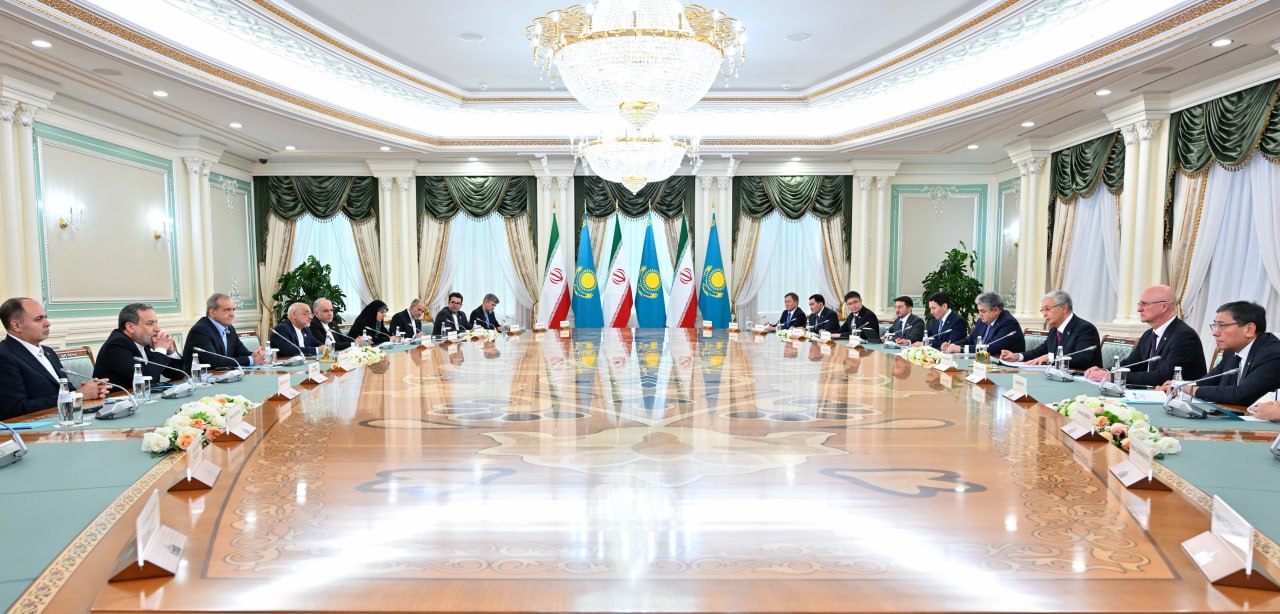 Qazaqstan men Iran prezıdentteriniń kelissózi keńeıtilgen quramda jalǵasty