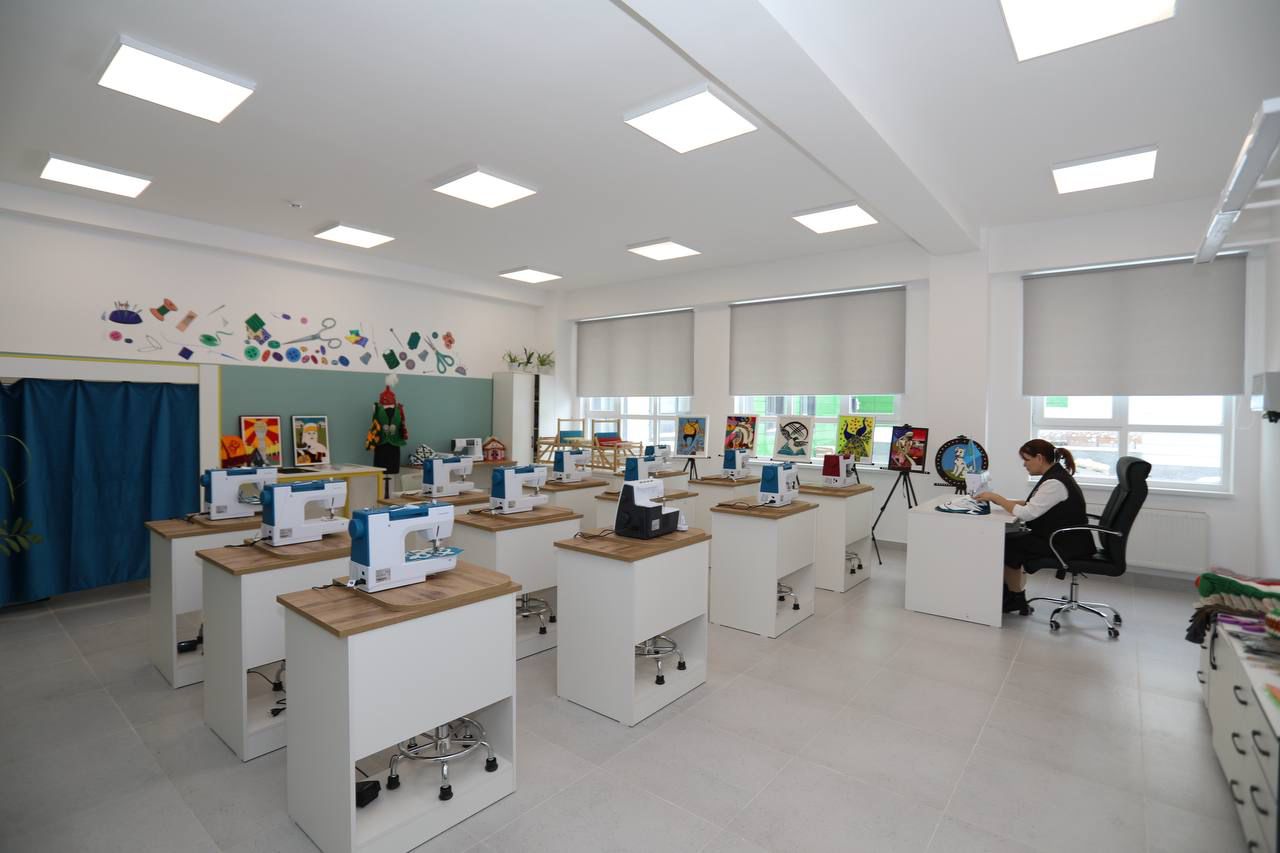 Jańaózende «Keleshek mektepteri» jobasy aıasynda 1200 oryndyq mektep ashyldy