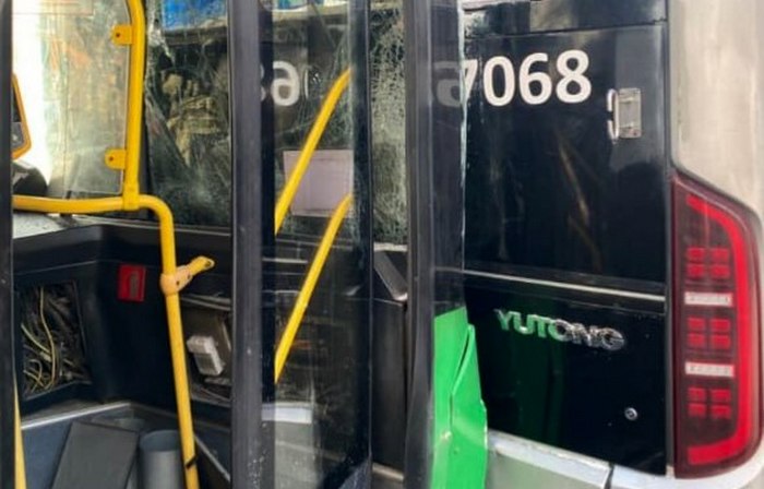 Almatyda avtobýs aıaldamadaǵy trolleıbýsqa soǵyldy: bir jolaýshy zardap shekti