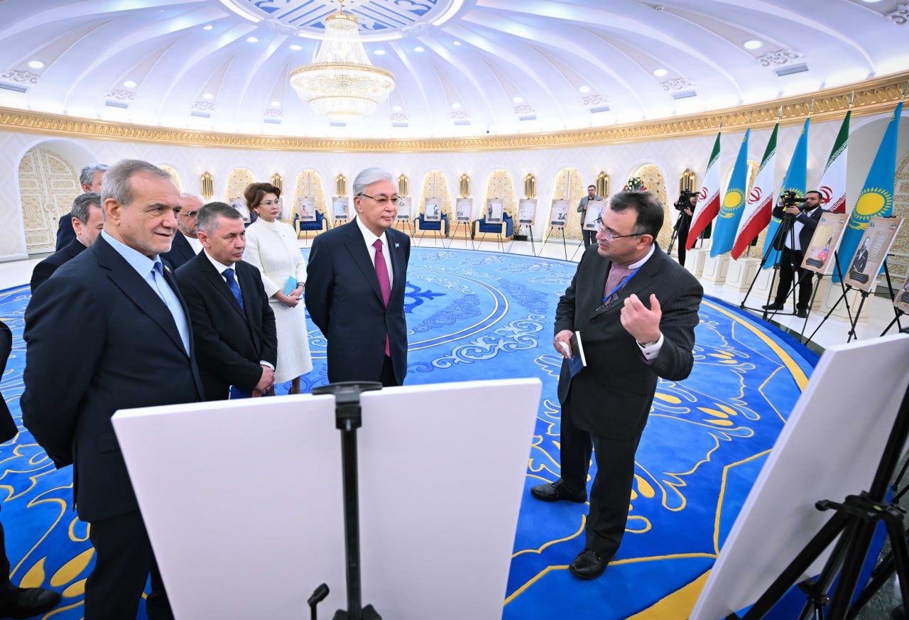 Prezıdentter Iran arhıvinen tabylǵan qazaq tarıhyna qatysty kóne qoljazbalar kórmesin tamashalady