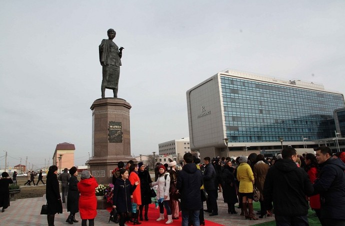 Atyraýda Farıza Ońǵarsynovanyń eskertkishi ashyldy (foto)