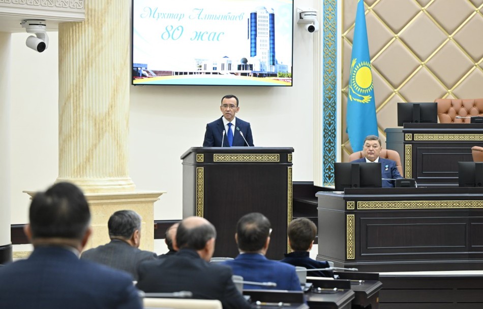 Halyq qaharmanyn mereıtoıymen quttyqtady