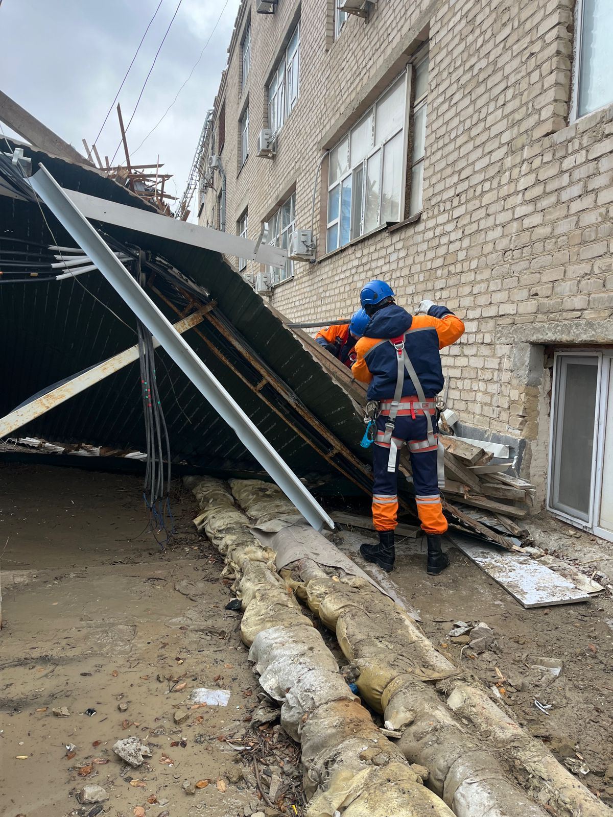 Atyraý oblysynda qatty jel turǵyn úılerdiń shatyryn ushyrdy