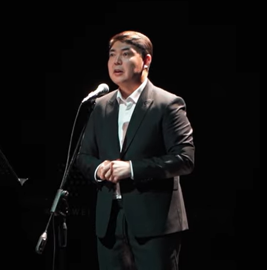 Jalyndap kelip jarqyrap júrgen ónerpaz