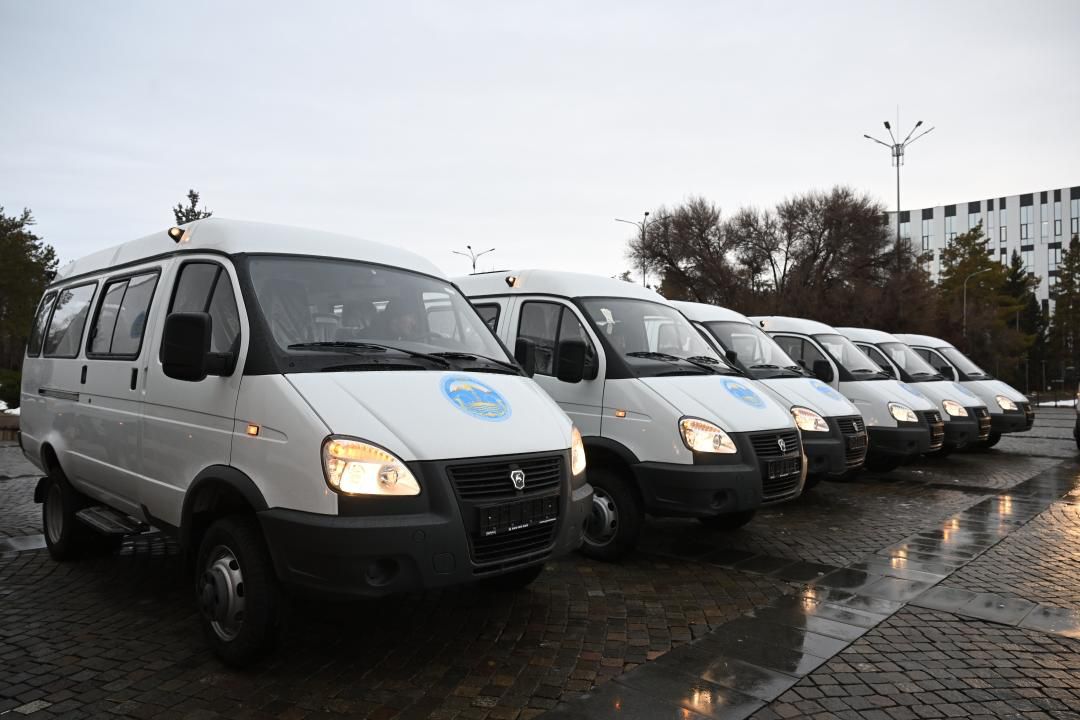 Táýelsizdik merekesine tartý: Jetisýdyń mádenıet mekemeleri jańa avtokóliktermen tolyqty