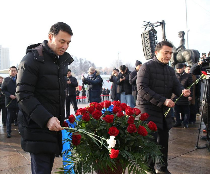 Almaty ákimi «Táýelsizdik» monýmentine gúl shoqtaryn qoıdy