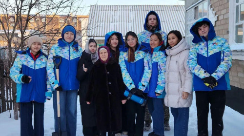 Astanalyq volonterler qart turǵynnyń aýlasyn qardan tazalady