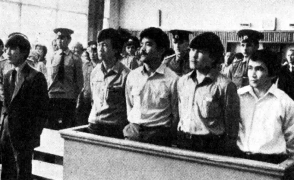 Semeıde Qaırat Rysqulbekov pen ony aıyptaǵan prokýrordyń kóshesi qıylysady