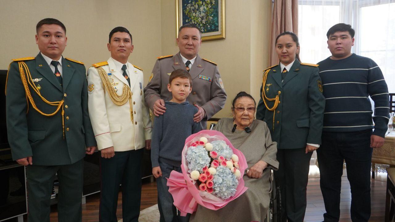 Almatyda áskerı qyzmetshiler Bıbigúl Tólegenovany týǵan kúnimen quttyqtady