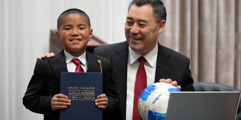 Qyrǵyz Prezıdenti 4 synyp oqýshysyna óz telefonyn syılady