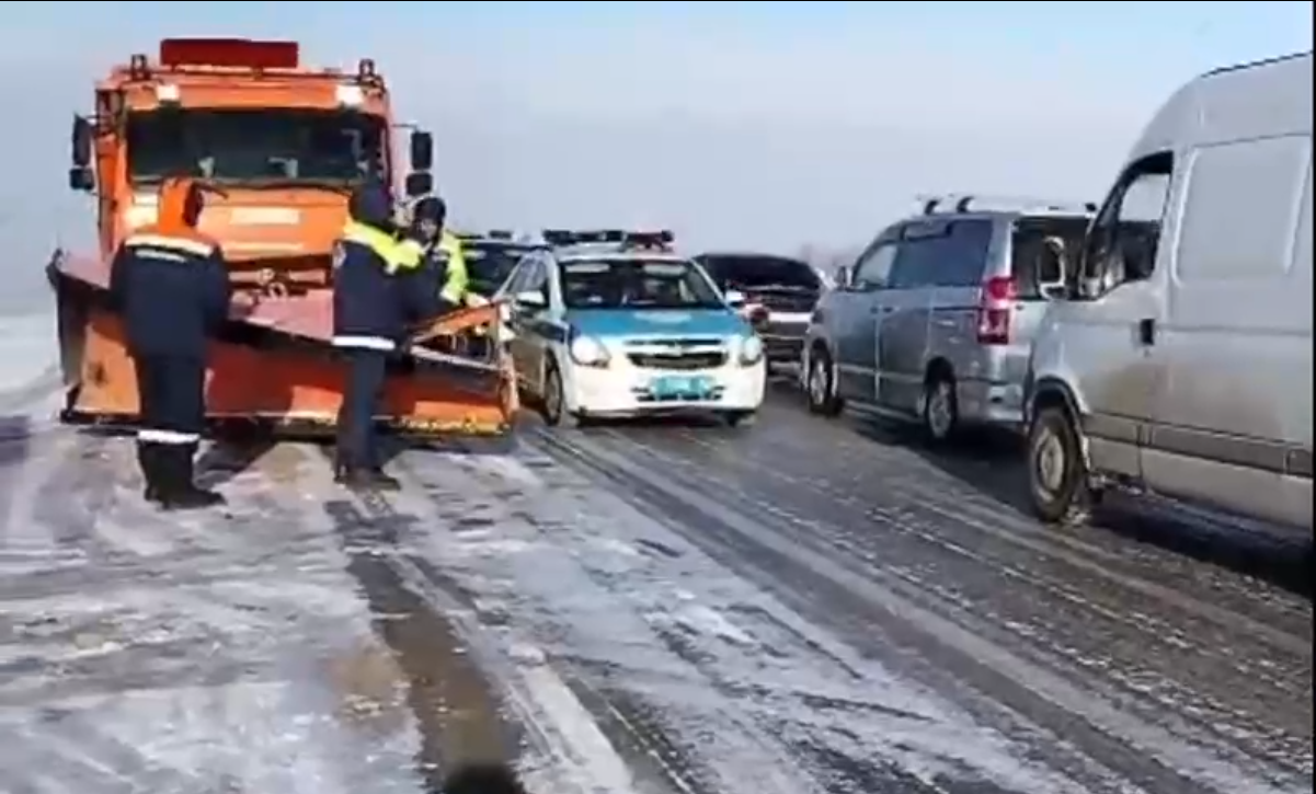 Qostanaı oblysynda qar qursaýynda qalǵan 100 shaqty avtokólik qutqaryldy