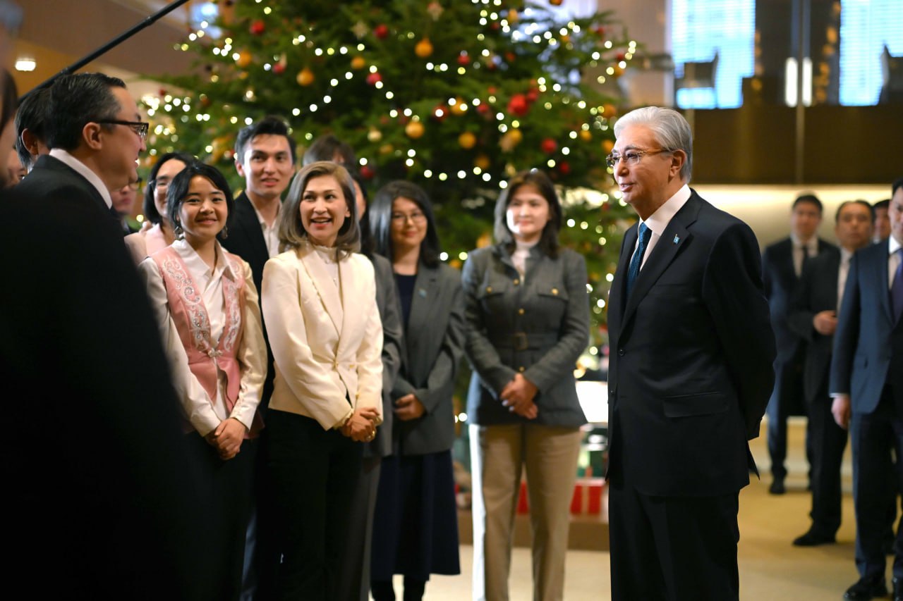 Qasym-Jomart Toqaev Japonııada turyp jatqan qazaqstandyqtarmen kezdesti