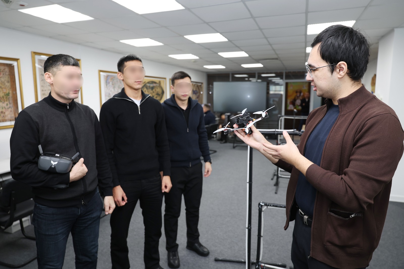 «Búrkit» arnaıy jasaǵynyń jaýyngerleri FPV drondaryn ıgerdi