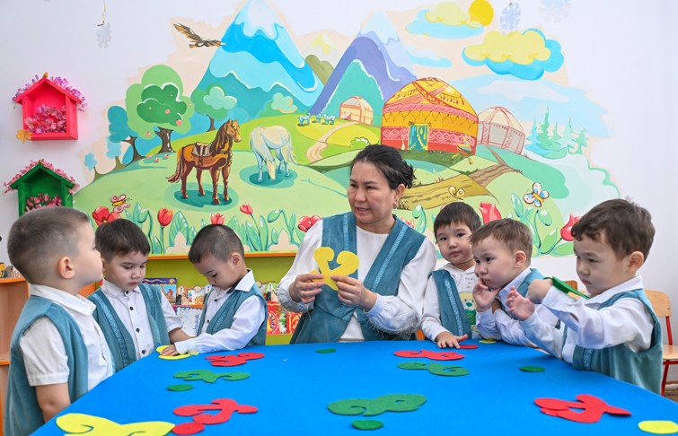 Mektepke deıingi bilim men tárbıe sapasy qandaı?