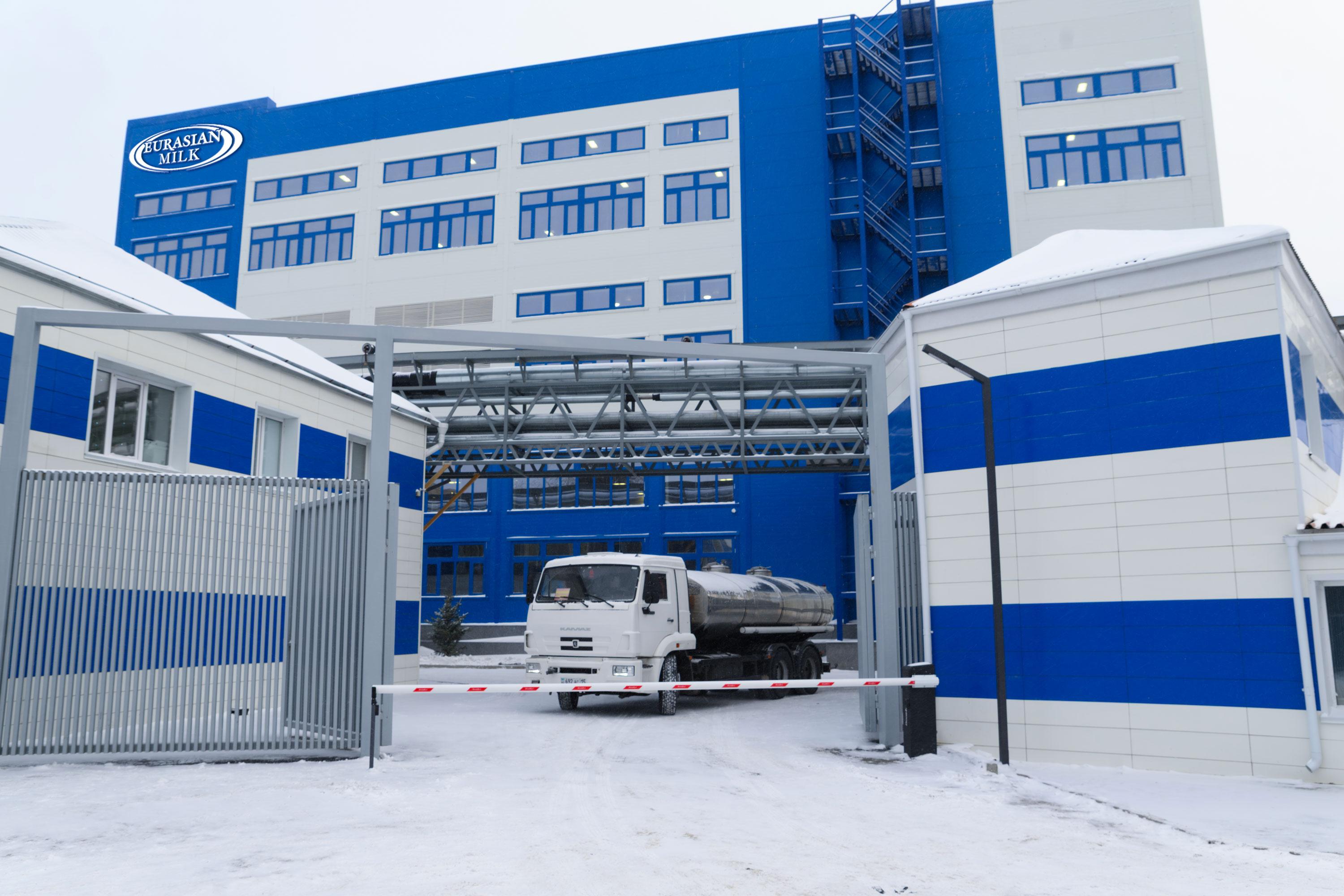 Sútti tereń óńdeıtin zaýyttyń alǵashqy kezeńi aıaqtaldy