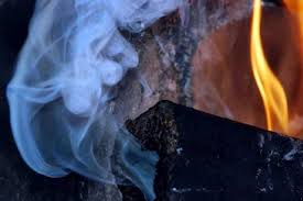 Oralda bútin bir otbasy gazdan ýlanyp qalǵan